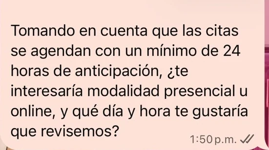 Fragmento real anonimizado de Psicóloga Daphne: orientación administrativa sobre modalidad y horario para solicitar una cita.